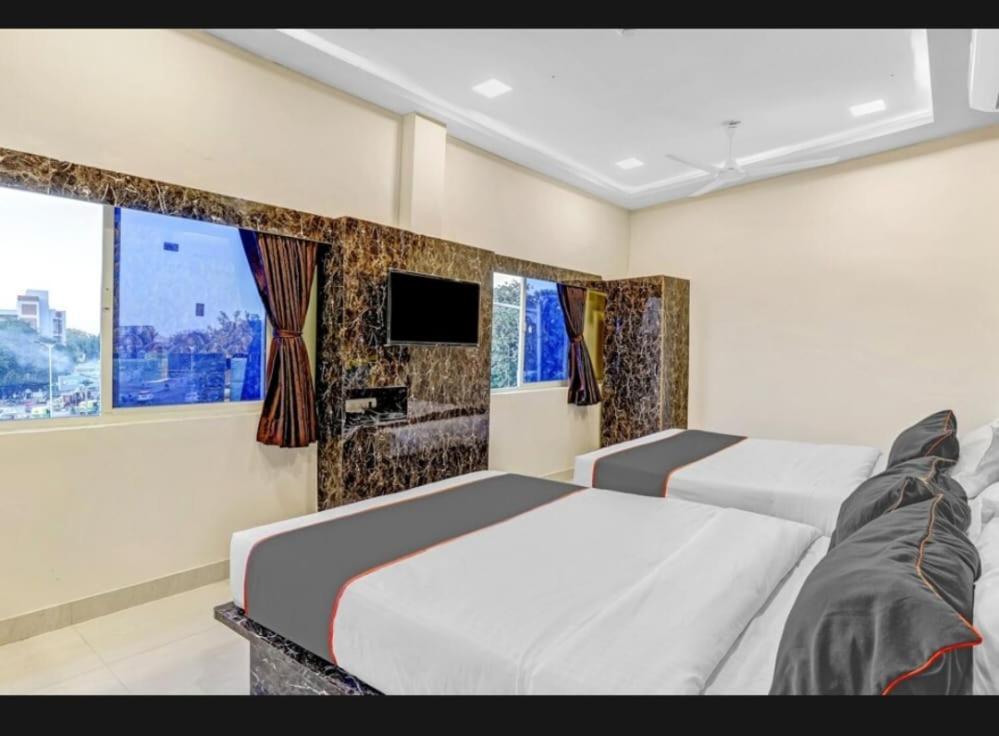 Hotel Bhavya Residency Ahmadábád Szoba fotó